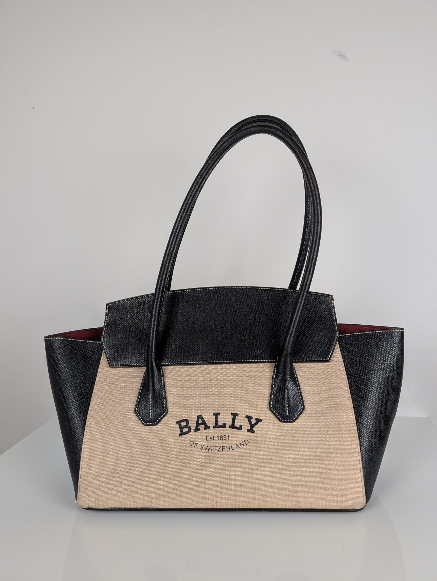 Bally torbica